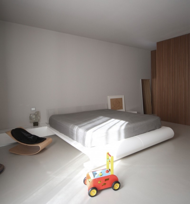 idées chambre à coucher 87-idées-chambre-coucher-moderne-touche-design-chaise-bois-lit-élégant-plateforme-blanche