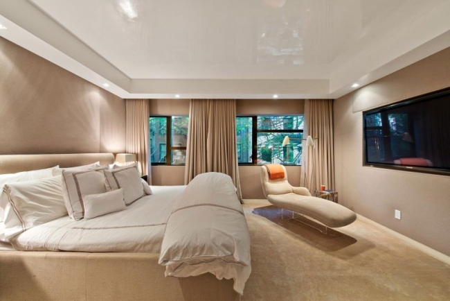 87-idées-chambre-coucher-moderne-touche-design-chaise-longue-relax-blanche-grand-lit-tv-mural