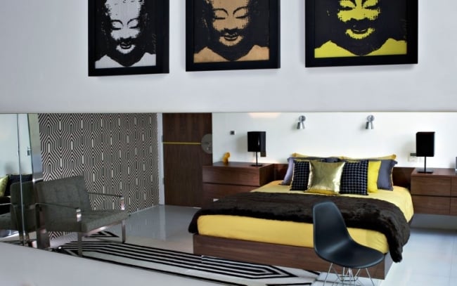 87-idées-chambre-coucher-moderne-touche-design-chaise-noire-design-linge-lit-jaune-tapis-noir-blanc-papier-peint-motifs-lampes-noires-design
