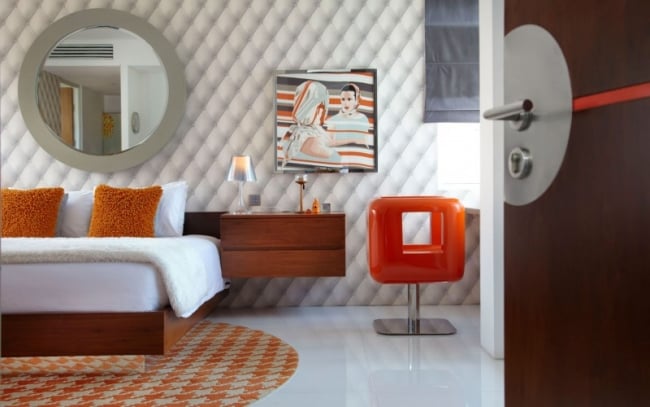 87-idées-chambre-coucher-moderne-touche-design-coussins-orange-table-chevet-bois-miroir-rond-papier-peint-effet-3D
