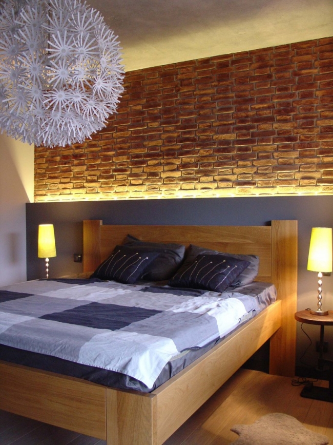 87-idées-chambre-coucher-moderne-touche-design-déco-murale-briques-cadre-lit-bois-lampion-papier idées chambre à coucher