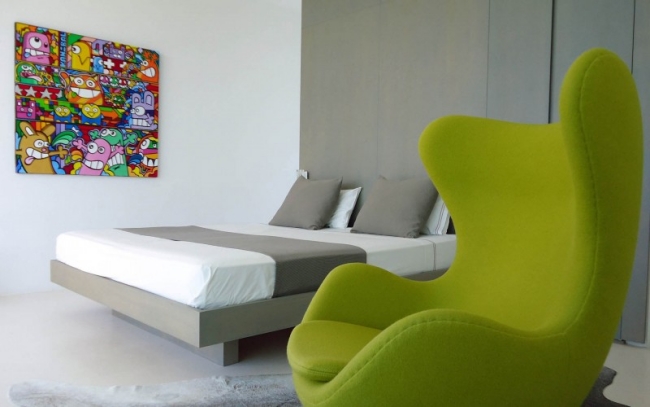 87-idées-chambre-coucher-moderne-touche-design-fauteuil-relax-couleur-fraîche-lit-élégant-gris-clair-blanc