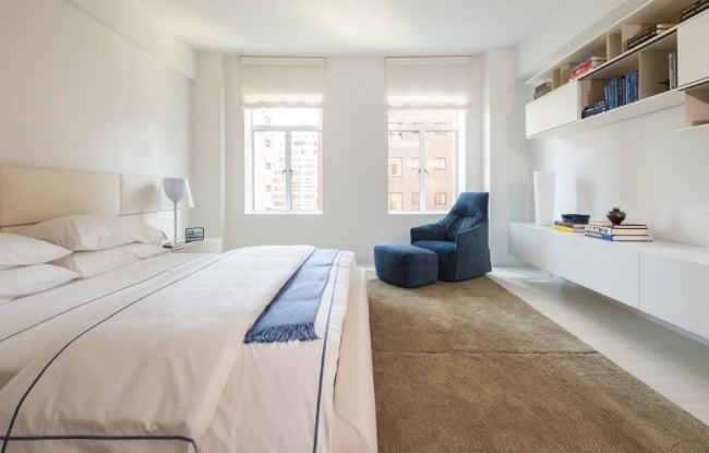 87-idées-chambre-coucher-moderne-touche-design-grand-lit-blanc-fauteuil-bleu-commode-blanche-bibliothèque-bois