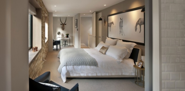 87-idées-chambre-coucher-moderne-touche-design-grand-lit-revêtement-mural-effet-briques-trophée-cerf idées chambre à coucher