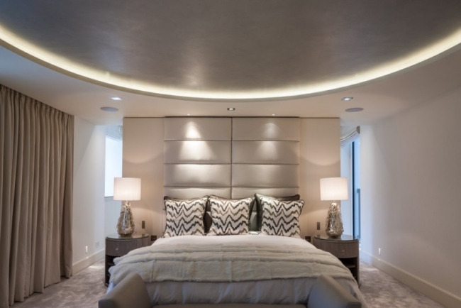 87-idées-chambre-coucher-moderne-touche-design-grand-lit-tête-effet-cuir-lampes-chevet-design-faux-plafond-leds-encastrés