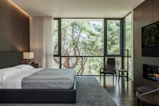 87-idées-chambre-coucher-moderne-touche-design-grand-lit-tapis-gris-cheminée-gaz-naturel