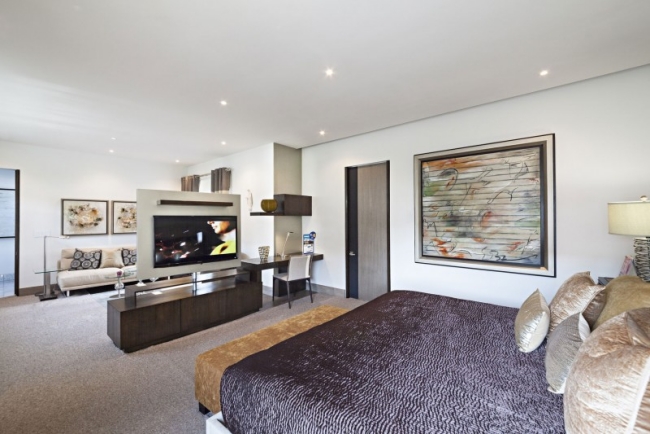 87-idées-chambre-coucher-moderne-touche-design-linge-lit-brillant-meuble-tv-bois-peinture