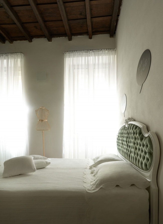 idées chambre à coucher 87-idées-chambre-coucher-moderne-touche-design-lit-élégant-blanc-tête-tissu-rideaux-fins-blancs