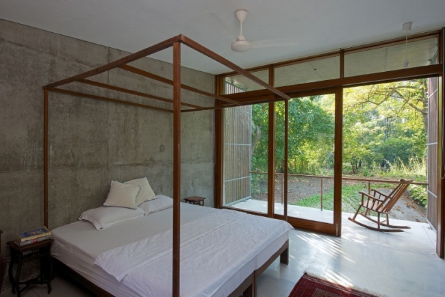 87-idées-chambre-coucher-moderne-touche-design-lit-baldaquin-bois-vue-terrasse idées chambre à coucher