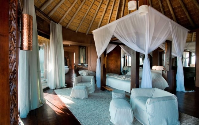 87-idées-chambre-coucher-moderne-touche-design-lit-baldaquin-plafond-haut-mobilier-blanc-atmosphère-exotique