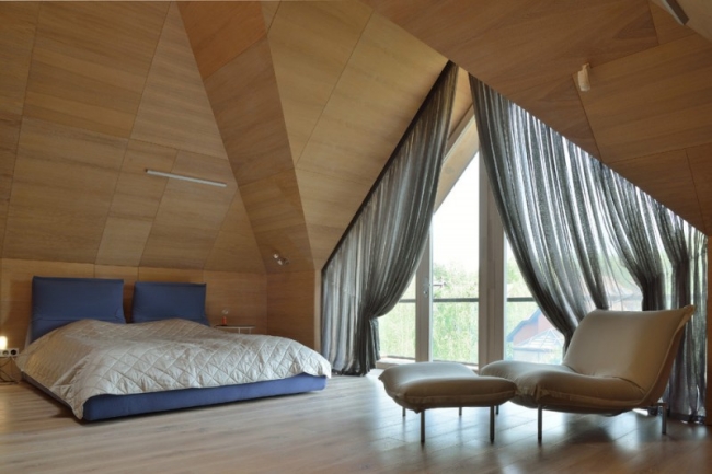 87-idées-chambre-coucher-moderne-touche-design-lit-bleu-fauteuil-blanc-relax-rideaux-gris-plancher-plafond-bois