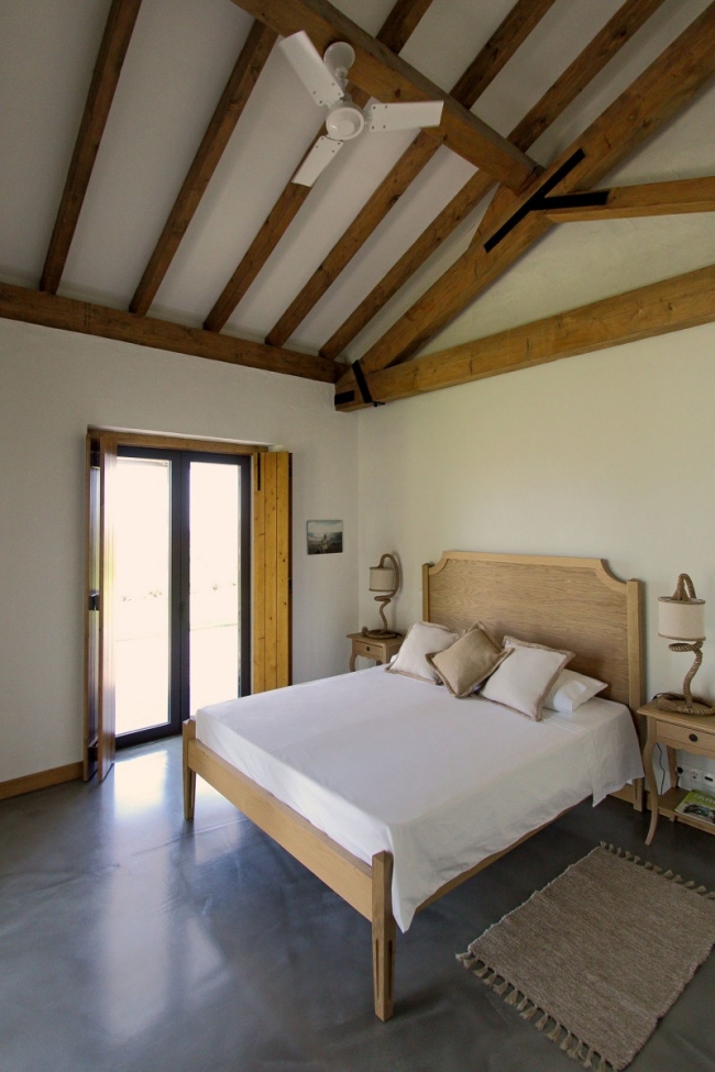 87-idées-chambre-coucher-moderne-touche-design-lit-bois-tapis-beige-lampe-chevet-ventilateur