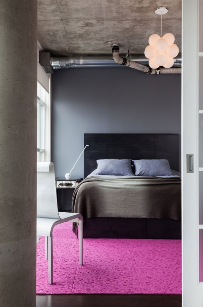 idées chambre à coucher 87-idées-chambre-coucher-moderne-touche-design-lit-grand-élégant-tapis-rose-lustre-design