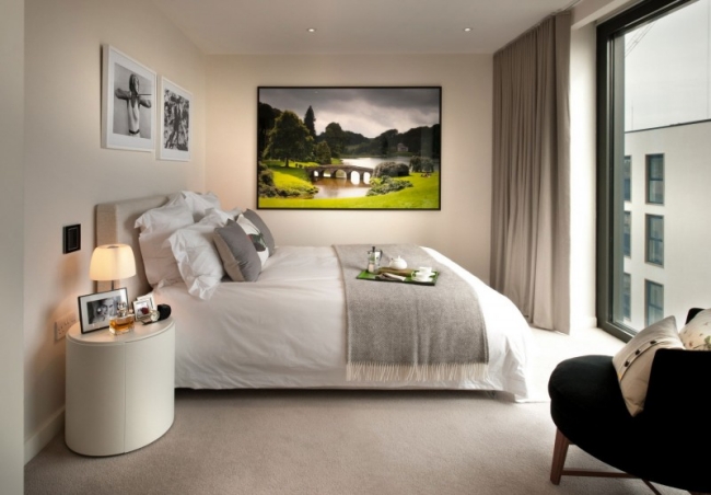 87-idées-chambre-coucher-moderne-touche-design-lit-grand-table-chevet-blanche-ovale-fauteul-noir