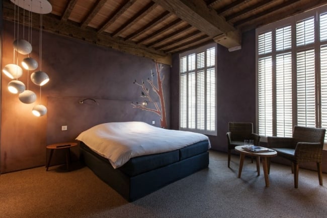 87-idées-chambre-coucher-moderne-touche-design-lit-noir-haut-plafond-bois-suspensions-élégantes-chaises-table-bois