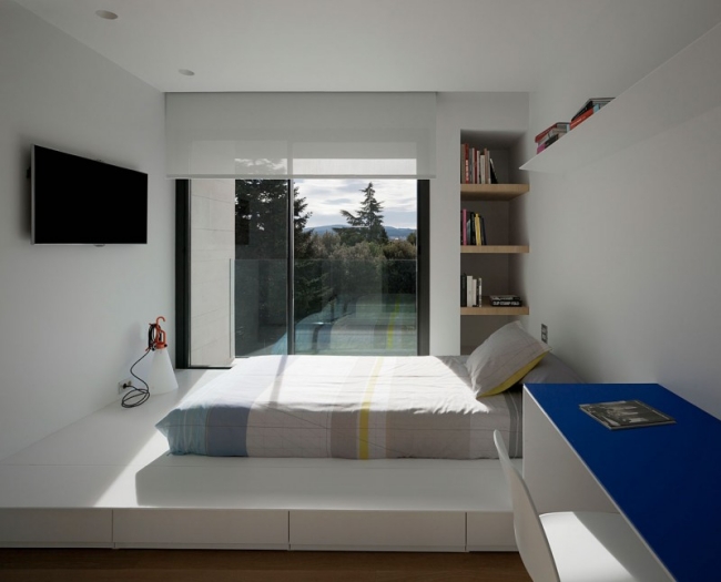 87-idées-chambre-coucher-moderne-touche-design-lit-plateforme-étagères-bois