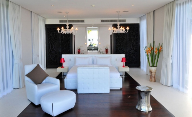 87-idées-chambre-coucher-moderne-touche-design-mobilier-blanc-élégant-parquet-stratifié-lit-blanc-lampes-rouges idées chambre à coucher