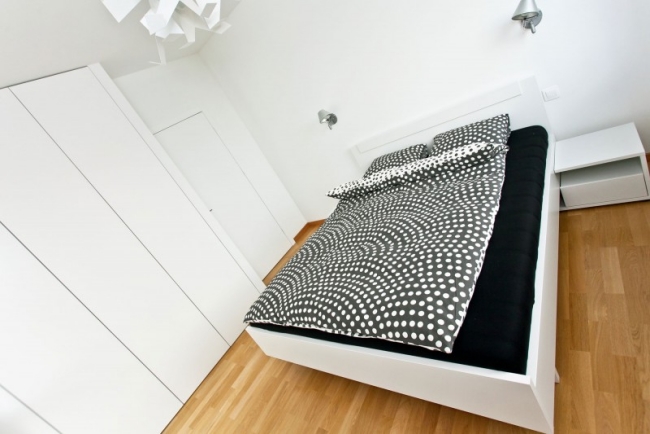 idées chambre à coucher 87-idées-chambre-coucher-moderne-touche-design-parquet-stratifié-lit-blanc-armoire-grande-élégante