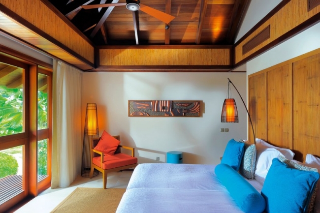 idées chambre à coucher 87-idées-chambre-coucher-moderne-touche-design-plafond-bois-accents-turquoise