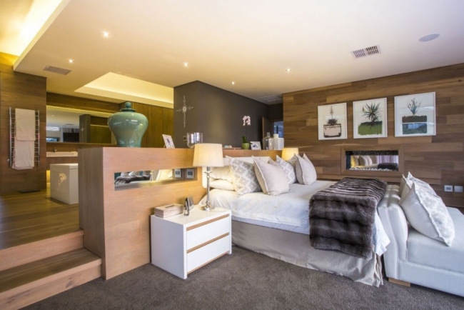 87-idées-chambre-coucher-moderne-touche-design-revêtementèmural-bois-grand-lit-table-chavet-blanche-lampe-design
