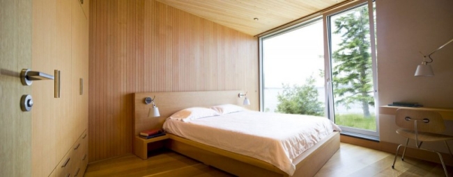 idées chambre à coucher 87-idées-chambre-coucher-moderne-touche-design-revêtement-mural-bois-armoire-encastrée-petit-bureau-