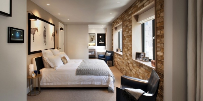 87-idées-chambre-coucher-moderne-touche-design-revêtement-mural-effet-briques-leds-encastrés-fauteuil-cuir-noir