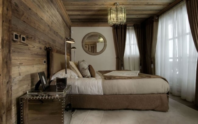 87-idées-chambre-coucher-moderne-touche-design-revêtement-mural-plafond-bois-effet-rustique-lampes-lustre-design