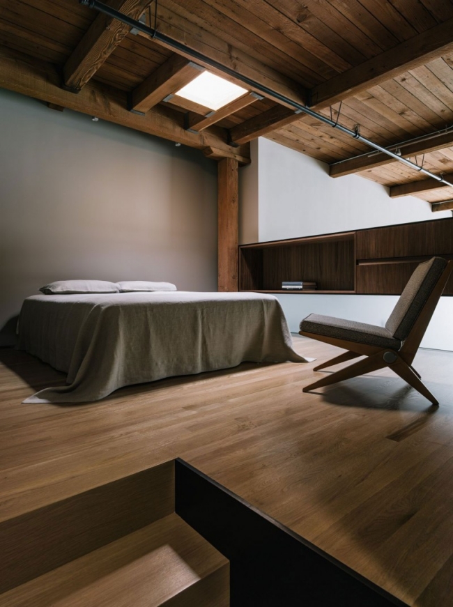 87-idées-chambre-coucher-moderne-touche-design-revêtement-sol-bois-grand-lit-plafond-bois-commode