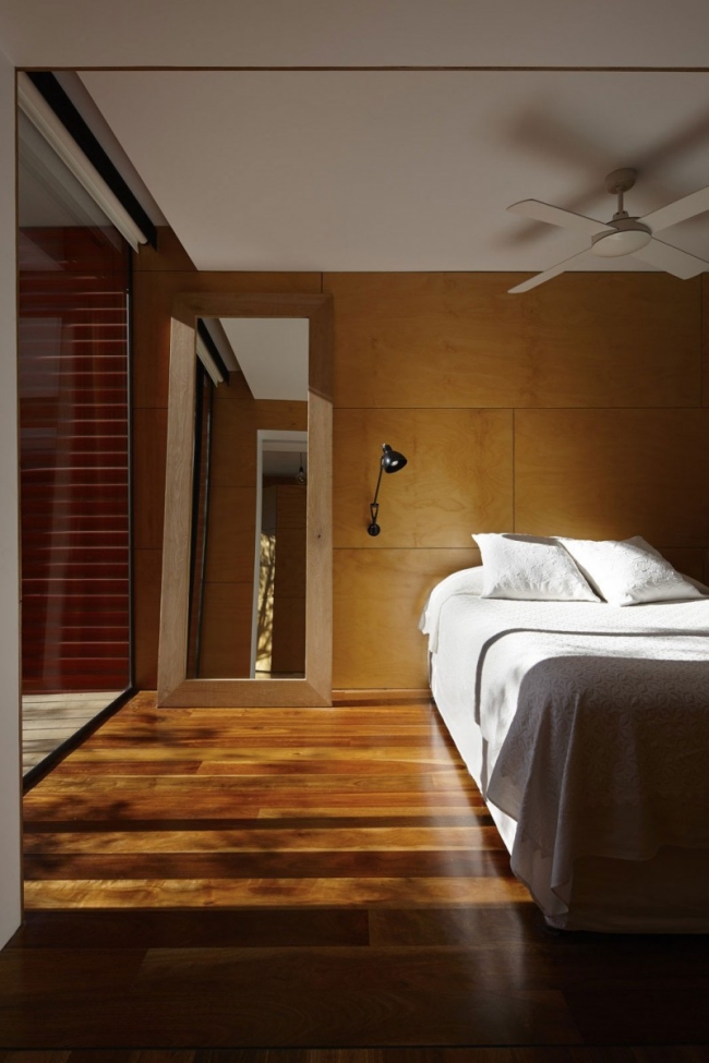 idées chambre à coucher 87-idées-chambre-coucher-moderne-touche-design-revêtement-sol-effet-bois-miroir-grand