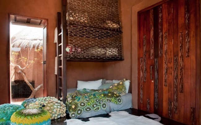 87-idées-chambre-coucher-moderne-touche-design-style-ethno-étagères-bois-filet-armoire-bois-tabourets-décorés