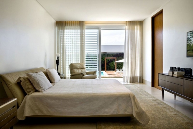 87-idées-chambre-coucher-moderne-touche-design-tapis-beige-grand-lit-commode-bois