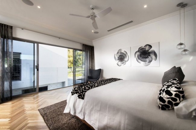 87-idées-chambre-coucher-moderne-touche-design-ventilateur-blanc-lit-grand-parquet-peintures-noir-blanc