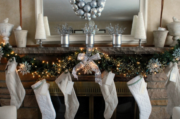 Idées-de-déco-Noël-manteau-cheminée-chaussettes-blanches-boules-couleur-argent