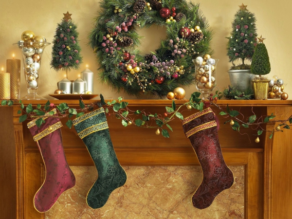 Idées de déco Noël-manteau-cheminée-chaussettes-couronnes-de-porte-sapins