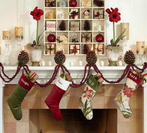 Idées-de-déco-Noël-manteau-cheminée-chaussettes-fleurs-cône-de-pin