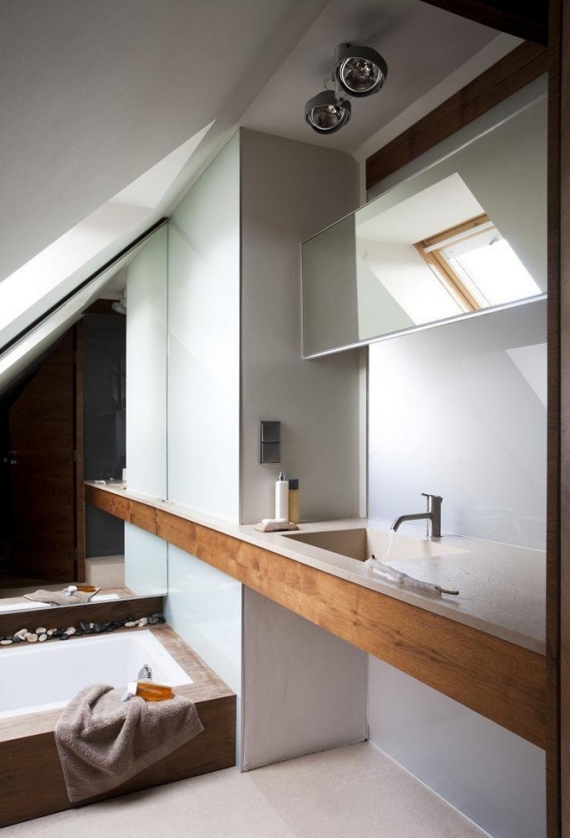 aménagment-petite-salle-bain-moderne-plafond-pente