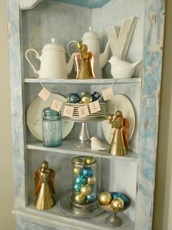 armoire-angle-vintage-déco-Noël-blanc-or-bleu