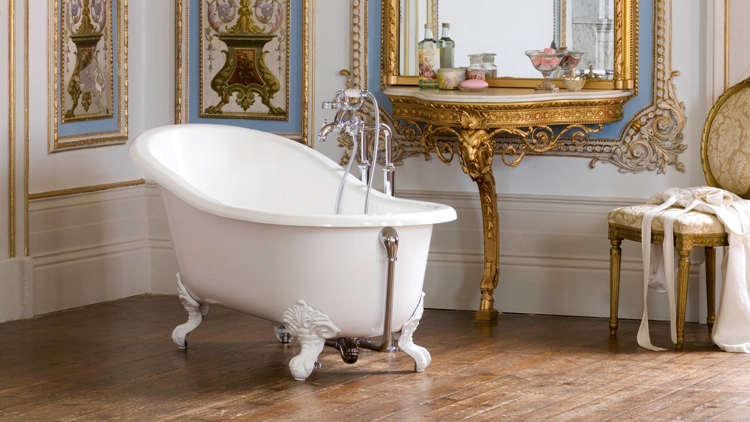 baignoire-ancienne-sabot-salle-bain-baroque-meuble-bois-doré-carrelage