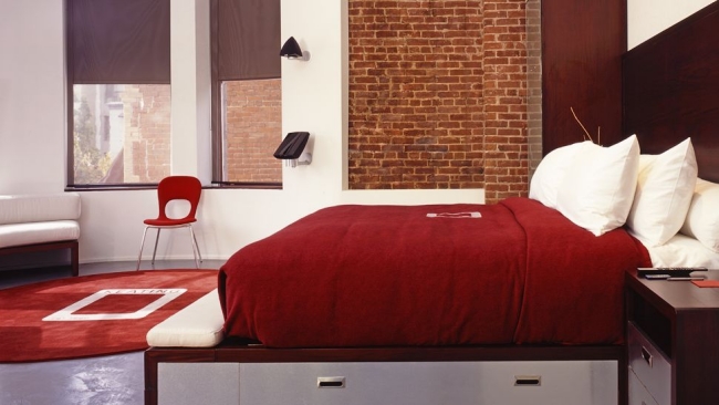 brique-parement-20-idées-déco-intérieur-moderne-chambre-coucher-accents-rouges