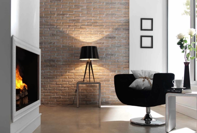brique-parement-20-idées-déco-intérieur-moderne-cheminée-élégante-fauteuil-noir-élégant-lampe-psoer-noire