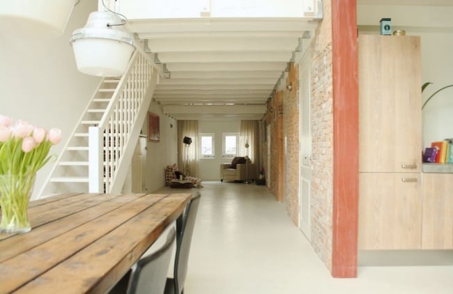 brique-parement-20-idées-déco-intérieur-moderne-entrée-spacieuse-élégante-table-bois-escalier-blanc-bois-poutre-rose