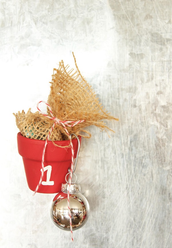 calendrier-avent-DIY-5-idées-bricoler-originales-pot-terre-cuite-rouge-jute-emballage-balle-arbre