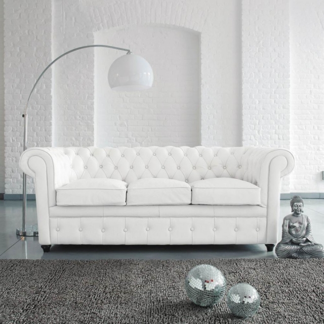 canapé-Chesterfield-blanc-lampadaire-salon-moderne