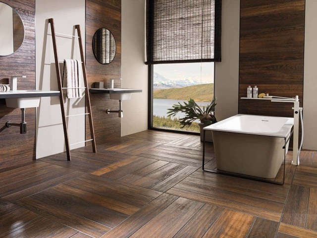 carrelage-imitation-parquet-idée-originale-salle-de-bains-baignoire