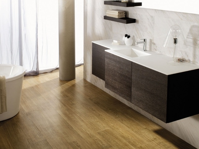 carrelage-imitation-parquet-idée-originale-salle-de-bains-lavabo