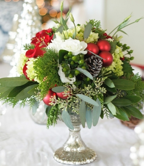 centre-table-Noël-composition-florale-boules