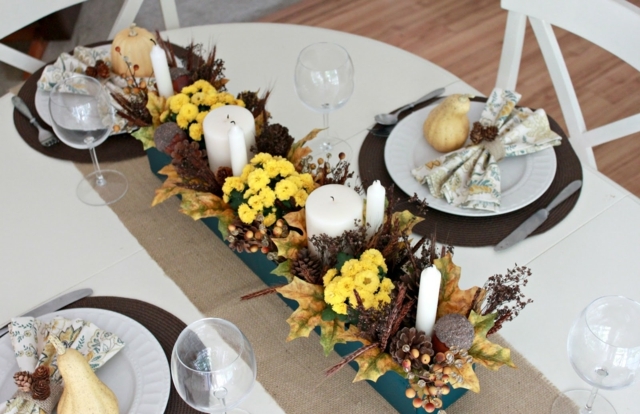 centre-table-rustique-fleurs-bougies-feuilles-cônes