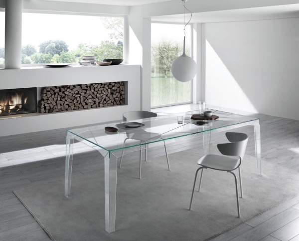 chaise-salle-manger-couleur-blanches-élégantes-table-verre-acrylique-tapis-blanc
