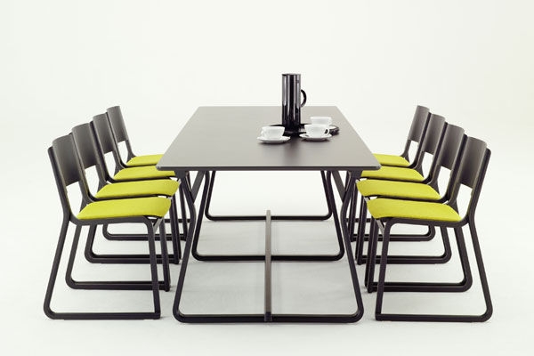 chaise-salle-manger-couleur-métalliques-noires-sièges-jaunes chaise salle à manger