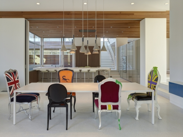 chaise-salle-manger-couleur-multicolores-table-blanche-large-suspensions chaise salle à manger